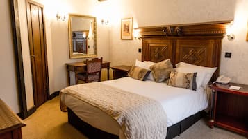 Tweepersoonskamer | Individueel gedecoreerd, individueel gemeubileerd, een bureau