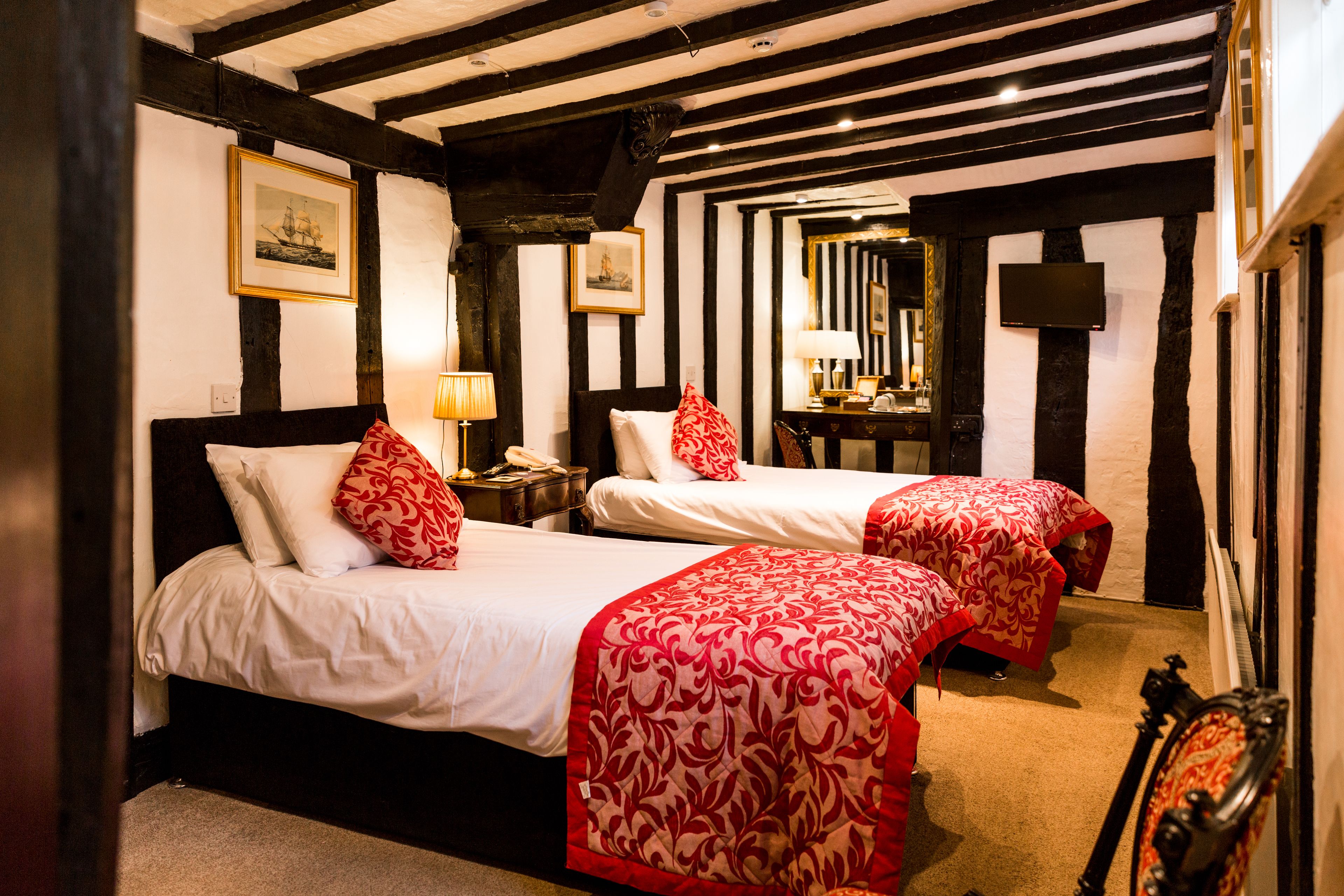 Twin kamer | Individueel gedecoreerd, individueel gemeubileerd, een bureau