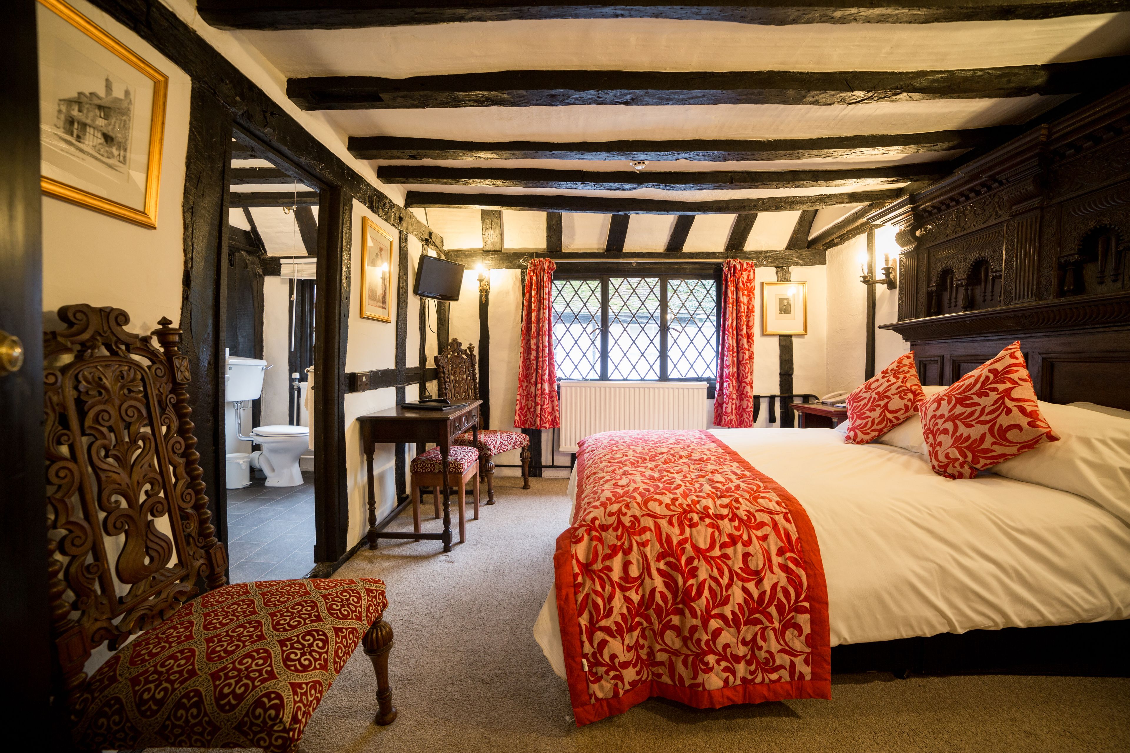 بديكورات فريدة لكل غرفة وطراز فريد لكل وحدة ومكتب ومكواة/لوح كي