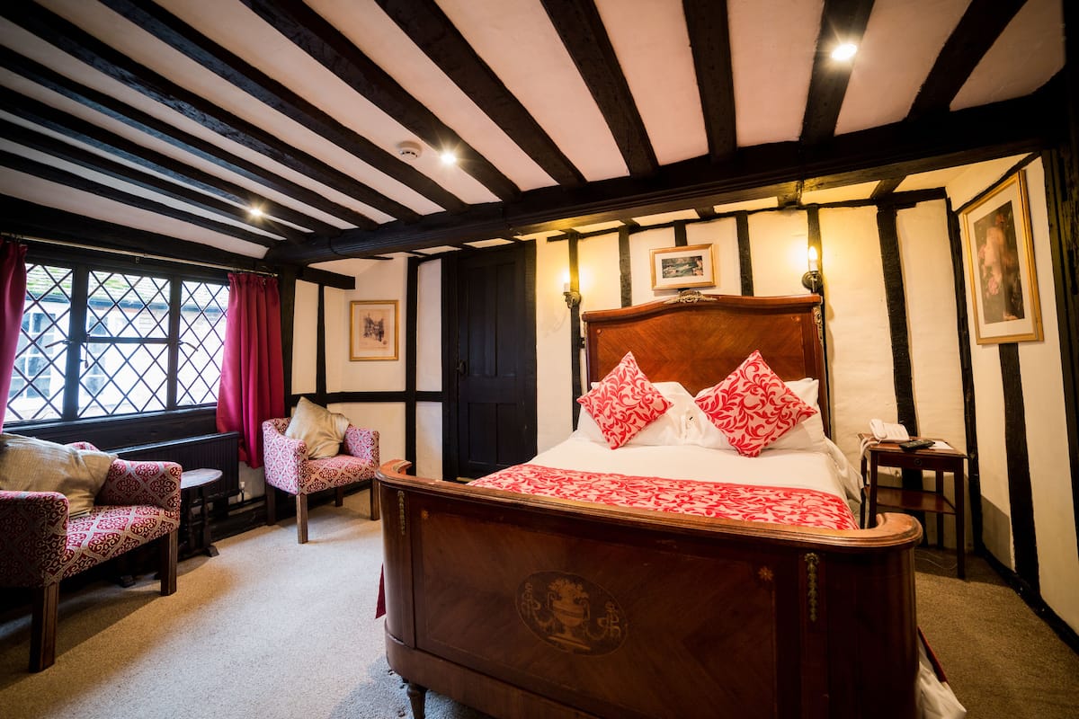 Double Room | Individually decorated, individually furnished, desk, iron/ironing board