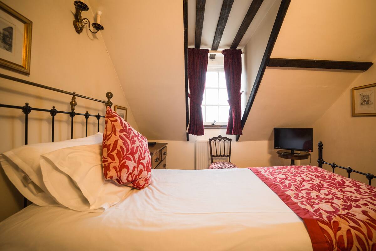 Single Room | Individually decorated, individually furnished, desk, iron/ironing board