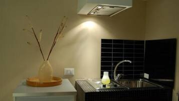 Fridge, coffee/tea maker