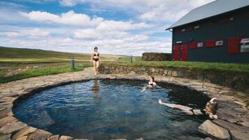 2 outdoor pools