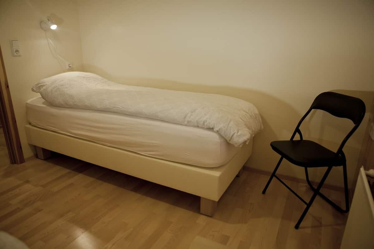 Habitación básica con 2 camas individuales, baño compartido | Cunas gratuitas y wifi gratis
