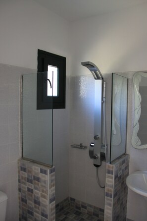 Habitación básica doble, 1 cama doble | Baño | Toallas