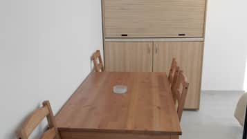 Premium bedding, iron/ironing board, free cots/infant beds, free WiFi