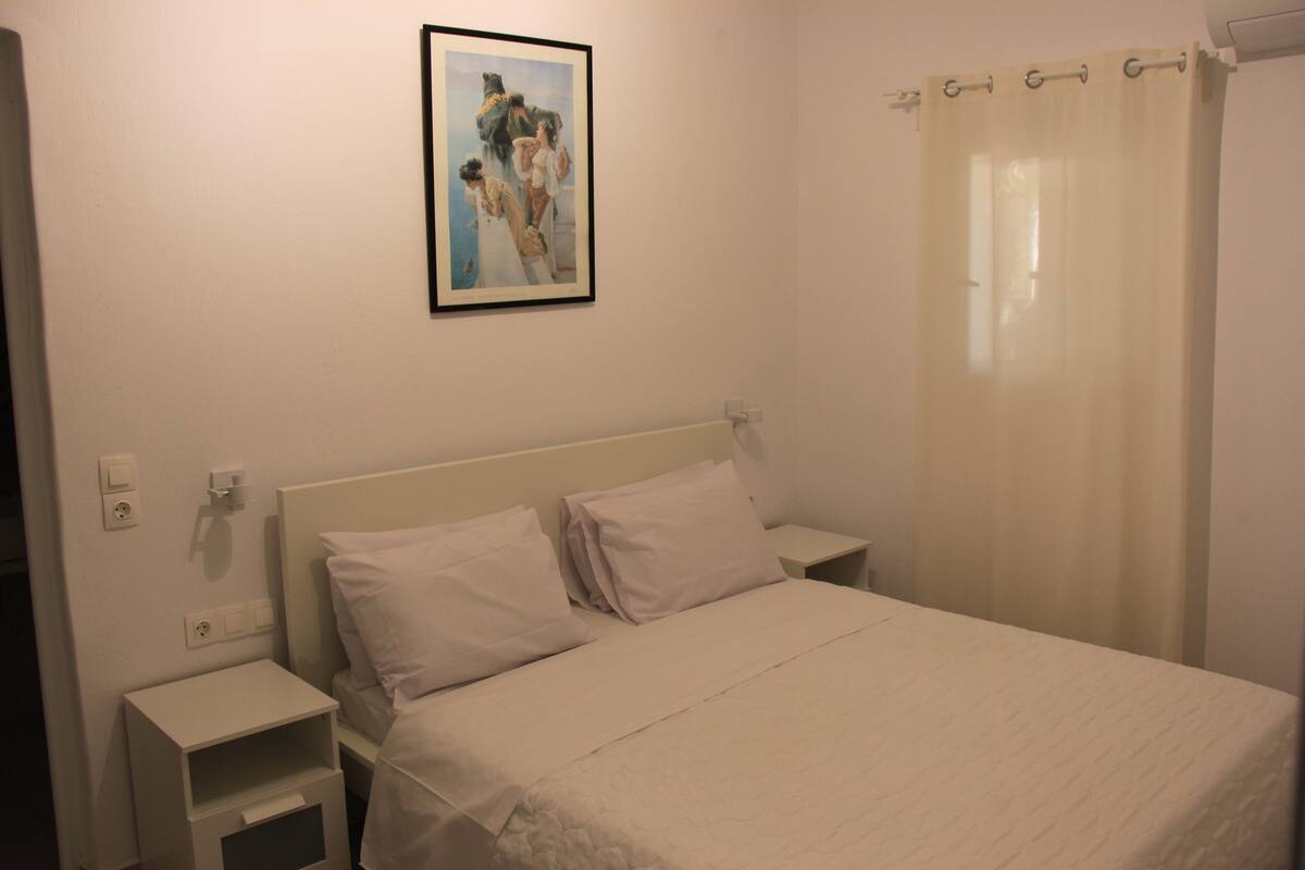 Premium bedding, iron/ironing board, free cots/infant beds, free WiFi