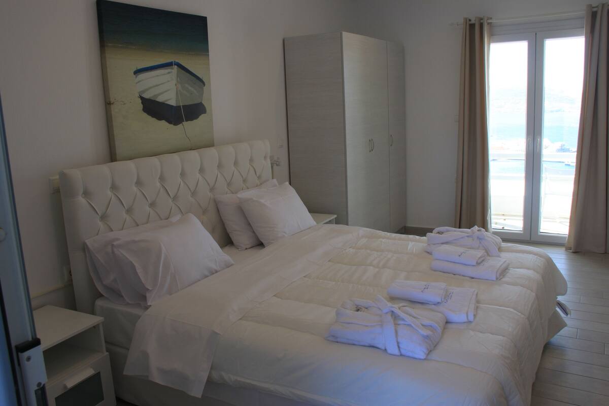 Premium bedding, iron/ironing board, free cots/infant beds, free WiFi