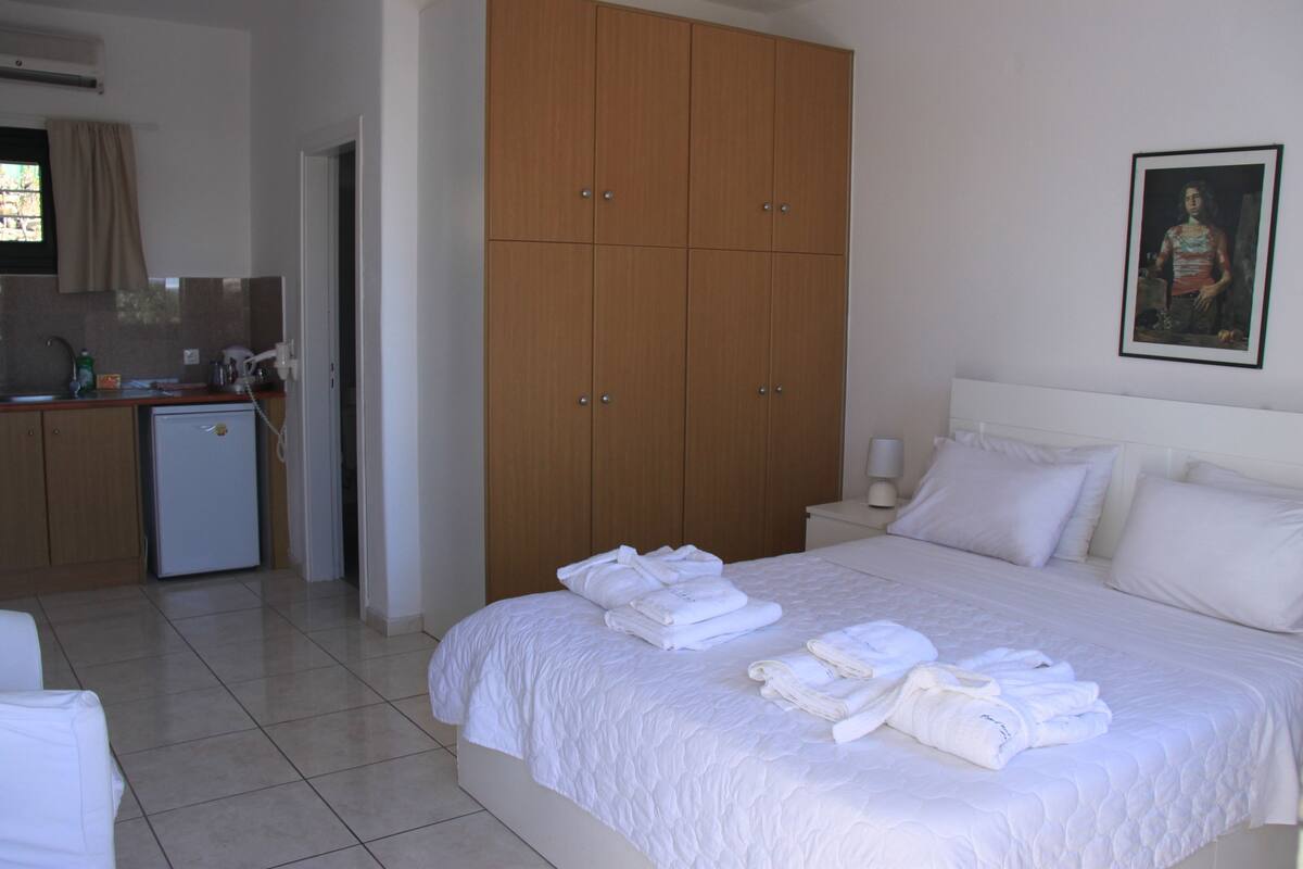 Premium bedding, iron/ironing board, free cots/infant beds, free WiFi