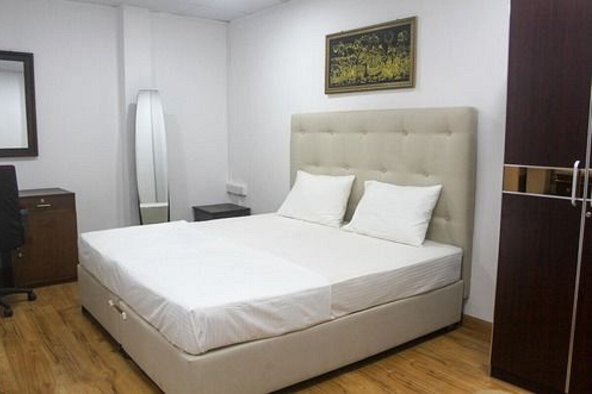 Deluxe tweepersoonskamer, privébadkamer | Luxe beddengoed, een kluis op de kamer, een bureau, geluiddichte muren
