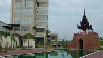 Hồ bơi ngoài trời