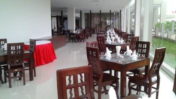 Phục vụ bữa sáng, món ăn mang phong cách quốc tế, nhìn ra hồ bơi