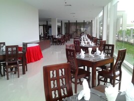 Se sirven desayunos y cocina internacional, con vista a la piscina 