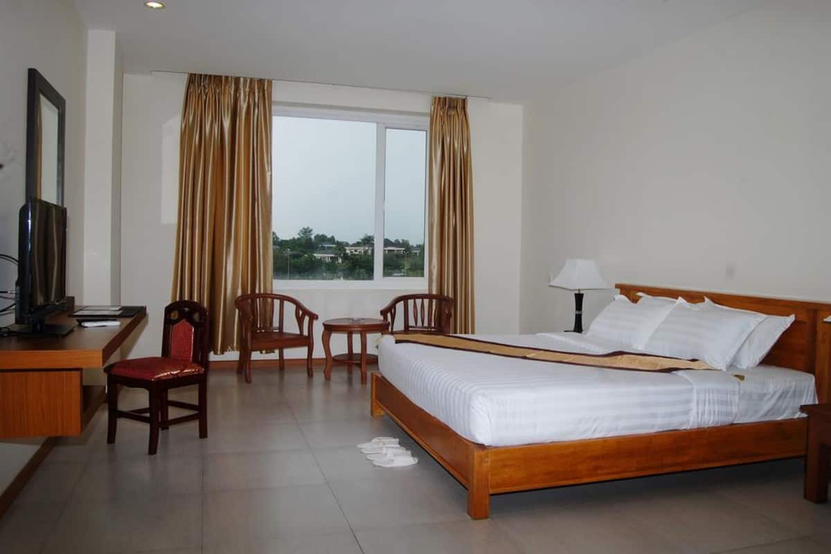 Deluxe Room | Minibar, desk, blackout drapes, iron/ironing board (on request)