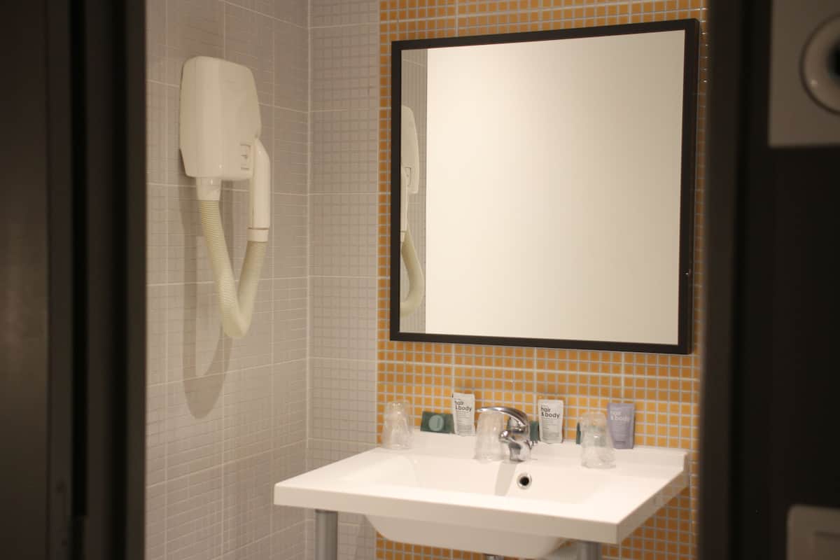 triple room | bathroom | shower, free toiletries, hair dryer, towels