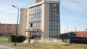A modern hotel with a prominent entrance, large windows, and a visible staircase leading to the entrance. - Hôtel Orly Superior (Athis-Mons)