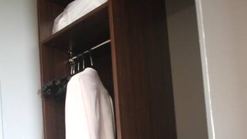 Single Room | Desk, blackout drapes, soundproofing, iron/ironing board