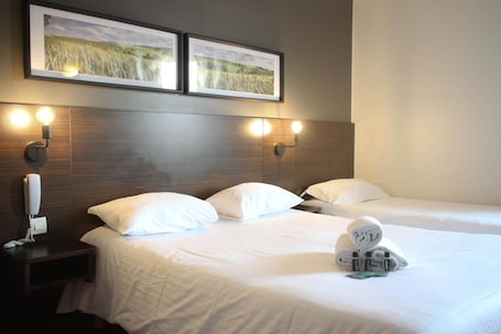 Escritorio, cortinas blackout y sistema de insonorización . Hôtel Orly Superior