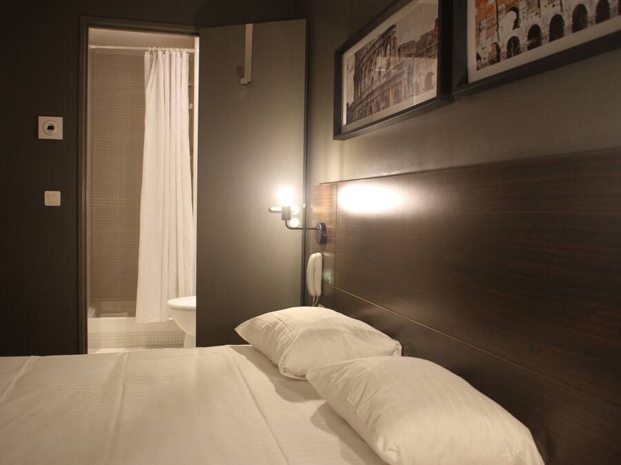 Escrivaninha, cortinas blackout, quartos à prova de som