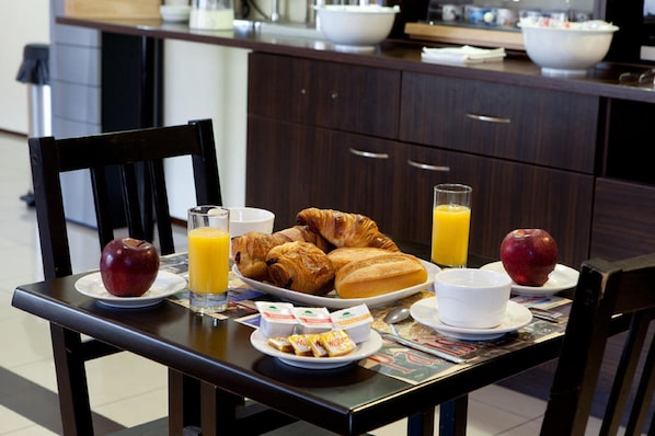 Tägliches Frühstücksbuffet gegen Gebühr