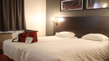 Escritorio, cortinas blackout y sistema de insonorización