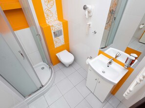 Comfort-studio | Kylpyhuone | Suihku, ilmaiset hygieniatuotteet, hiustenkuivaaja, pyyhkeet
