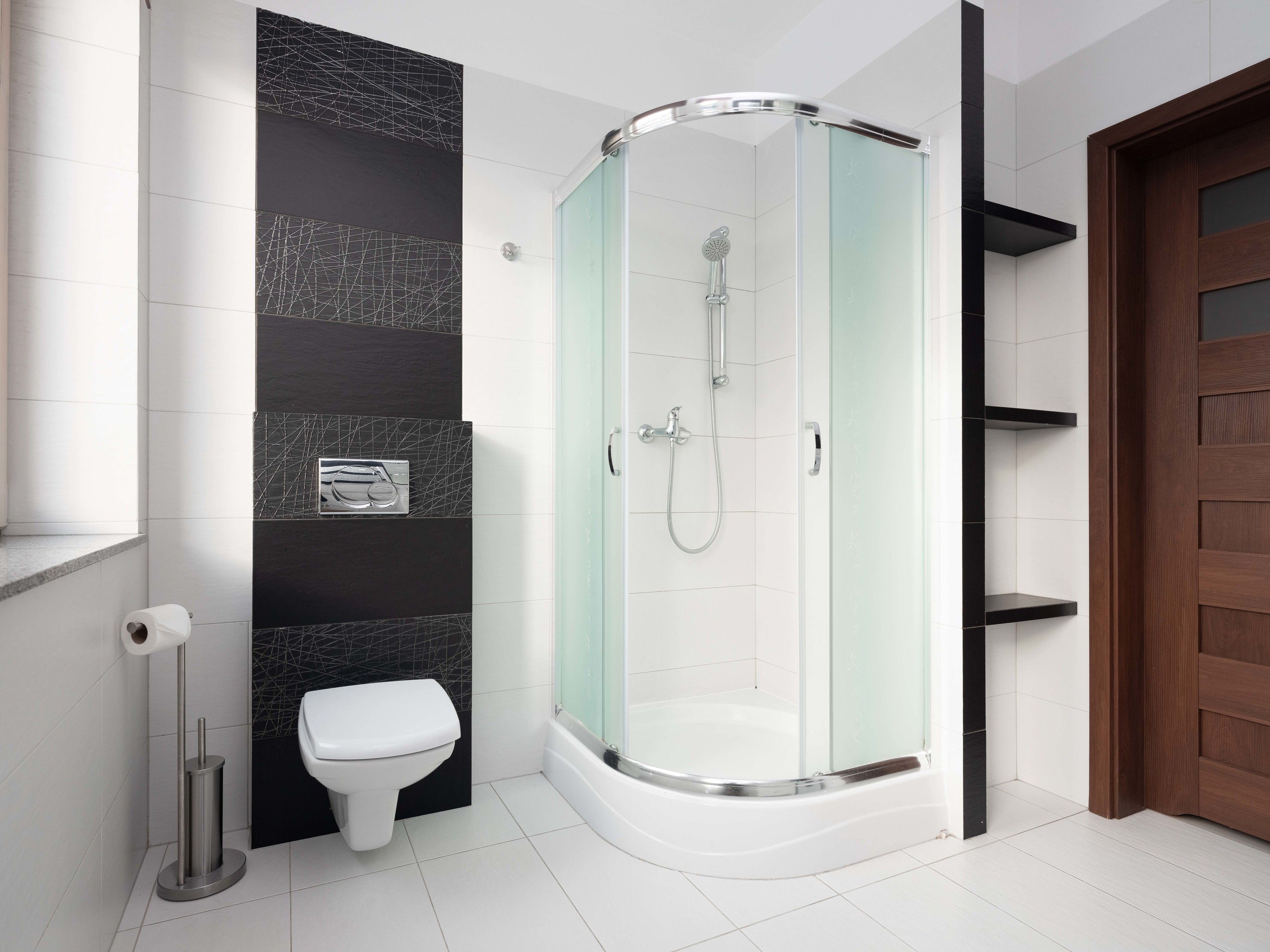 Suite exclusiva, 2 habitaciones | Baño | Regadera, amenidades de baño gratuitas, secadora de cabello, toallas 