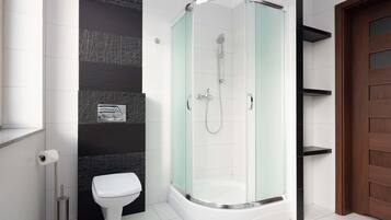 Suite exclusiva, 2 habitaciones | Baño | Regadera, amenidades de baño gratuitas, secadora de cabello, toallas