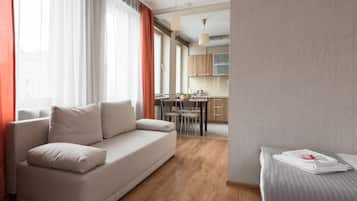 Artículos del minibar gratis y tabla de planchar con plancha