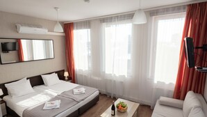 Premium Studio | Minibar (free items), iron/ironing board, WiFi (free), bed sheets - Lux Aparthotel (Krakow)
