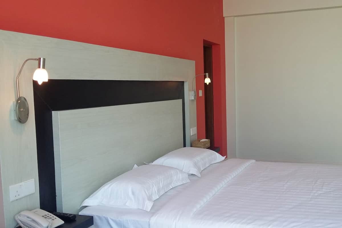 Minibar, caja de seguridad en la habitación y escritorio