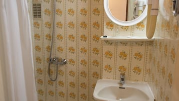 Single Room, Garden View | Bathroom | Towels