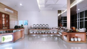 朝食 (ビュッフェ)、毎日提供 (有料)