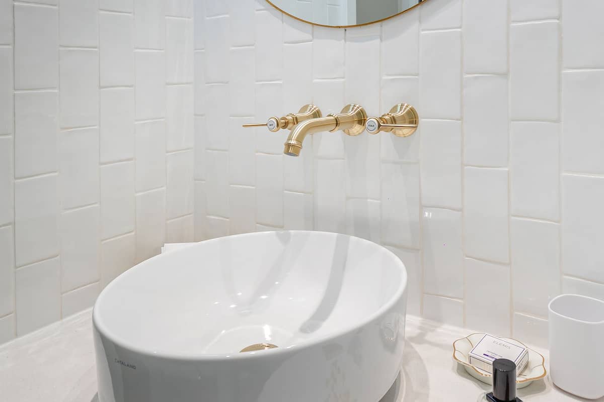 deluxe room, annex building | bathroom | designer toiletries, hair dryer, bathrobes, slippers
