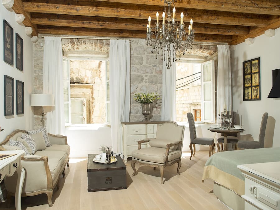 Suite Deluxe, vue sur la ville | Aire de séjour | Téléviseur au plasma de 48 po avec télévision par satellite, téléviseur