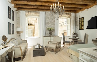 Suíte luxo, vista para a cidade | Área de estar | TV de plasma 48 polegadas com canais via satélite, TV