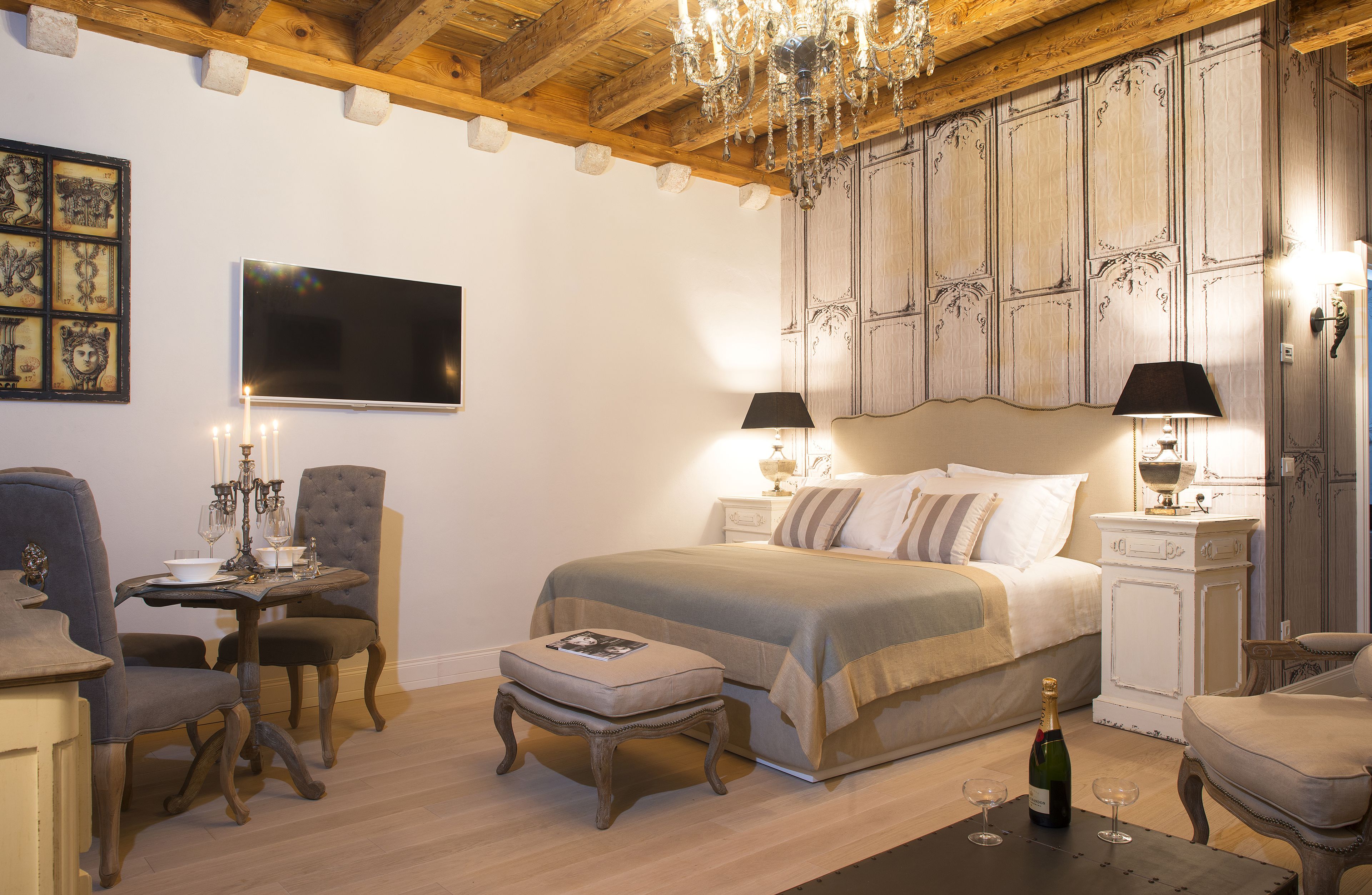 deluxe suite, city view | living area | 48-inch plasma tv with satellite channels, tv