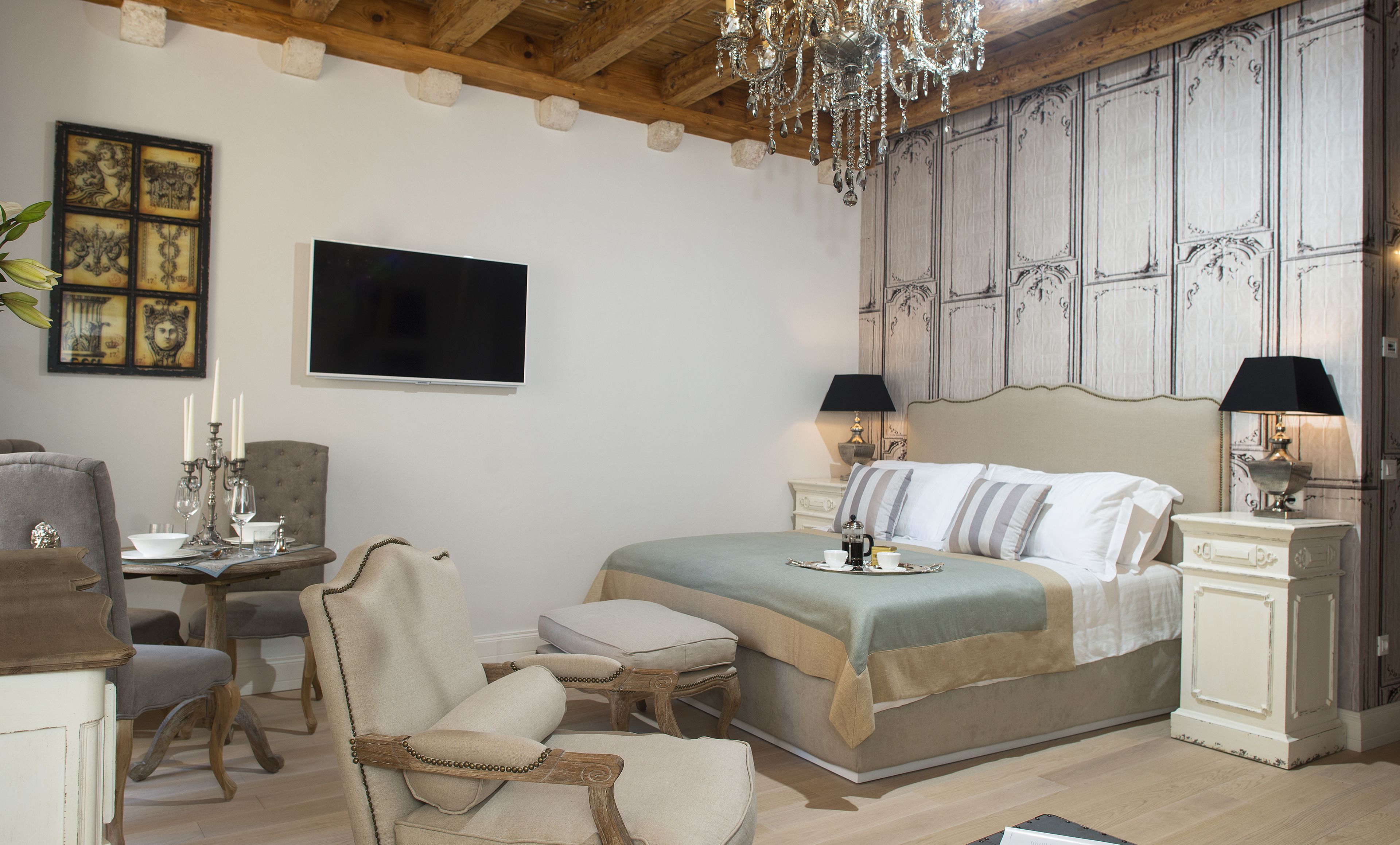 deluxe suite, city view | living room | 48-inch plasma tv with satellite channels, tv