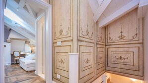 Une chambre avec un plancher en bois, un lit, un bureau et une chaise.
