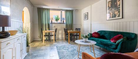 Télévision à écran plat de 32 pouces avec chaînes par câble, télévision