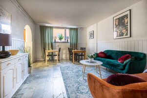 32-tums platt-tv med kabelkanaler och tv