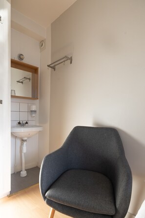 Basic Single Room, 1 Bedroom, Shared Bathroom | Blackout curtains, free cots/infant beds, rollaway beds, free WiFi