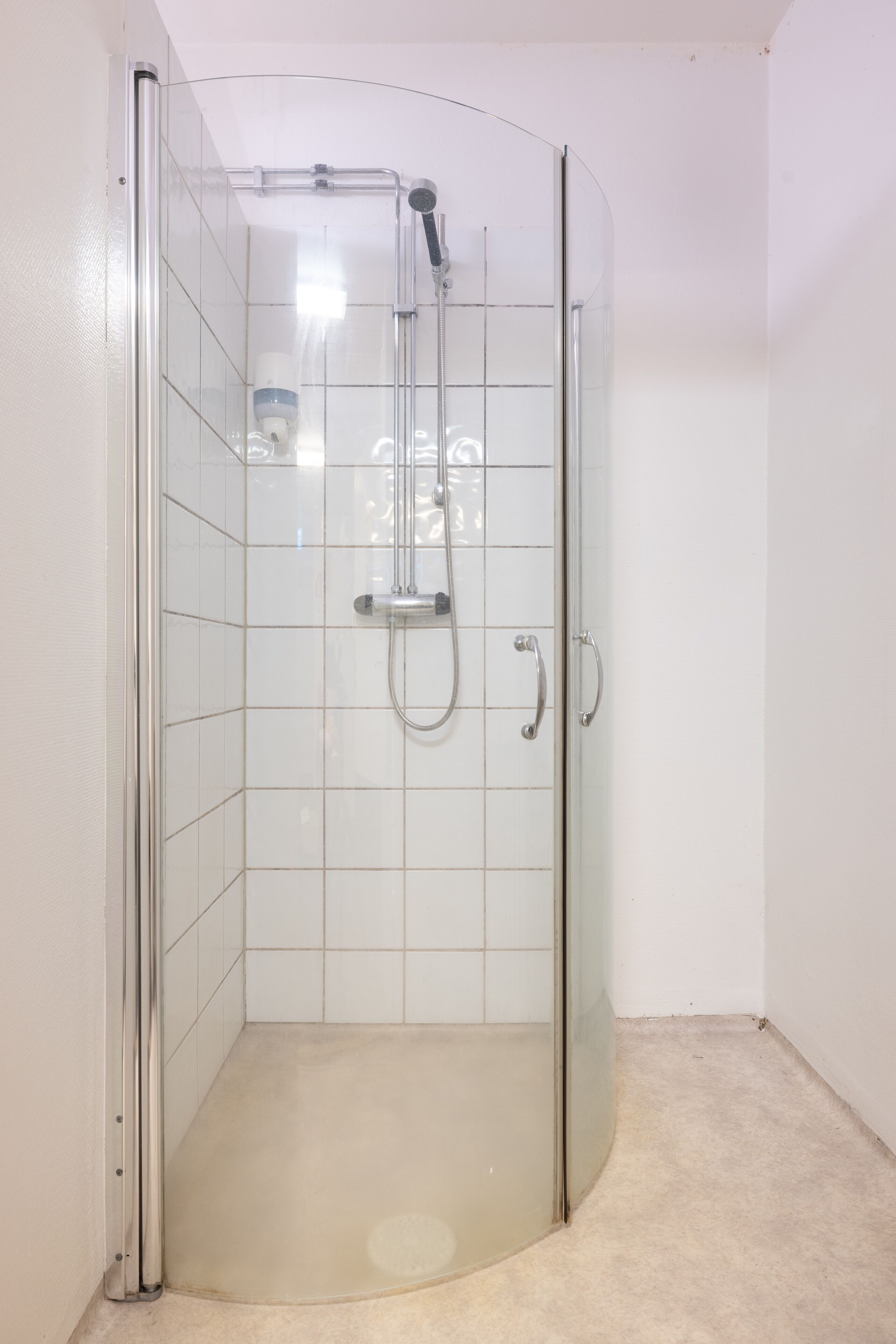 Serviettes fournies, savon, shampoing, papier toilette