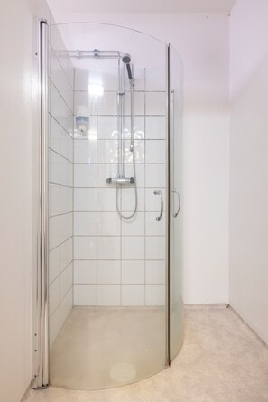Serviettes fournies, savon, shampoing, papier toilette