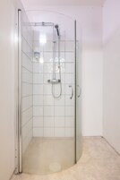 Toallas, jabón, shampoo, papel higiénico