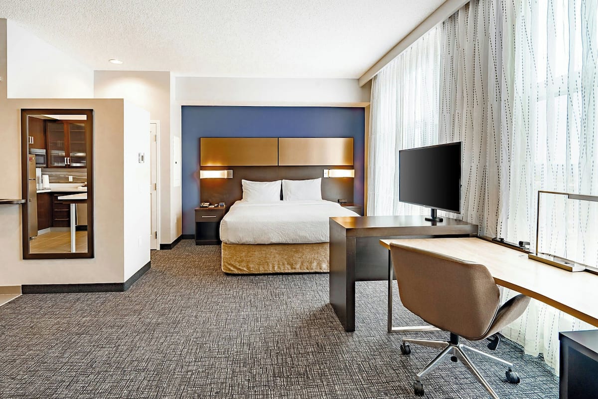 Studio, 1 King Bed with Sofa bed | In-room safe, desk, laptop workspace, iron/ironing board