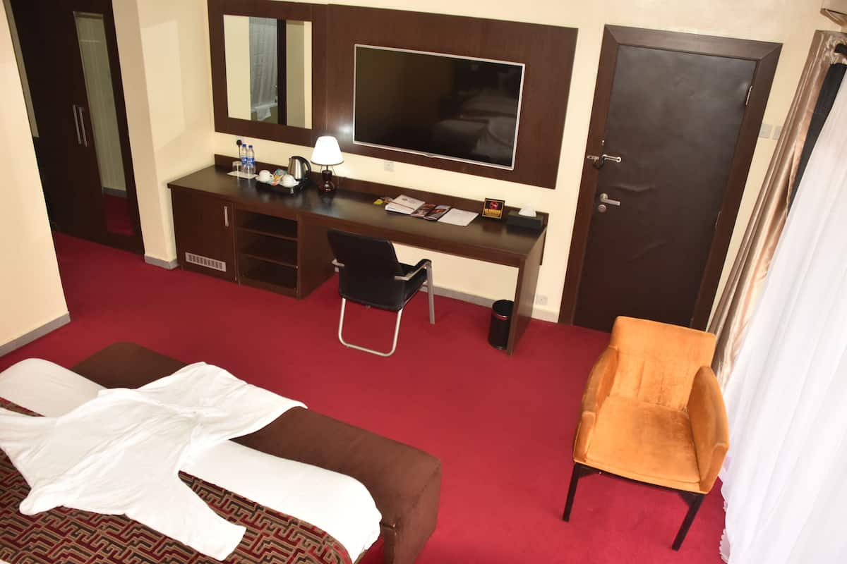 Suite, 1 trĂšs grand lit, non-fumeur (Separate Lounge)