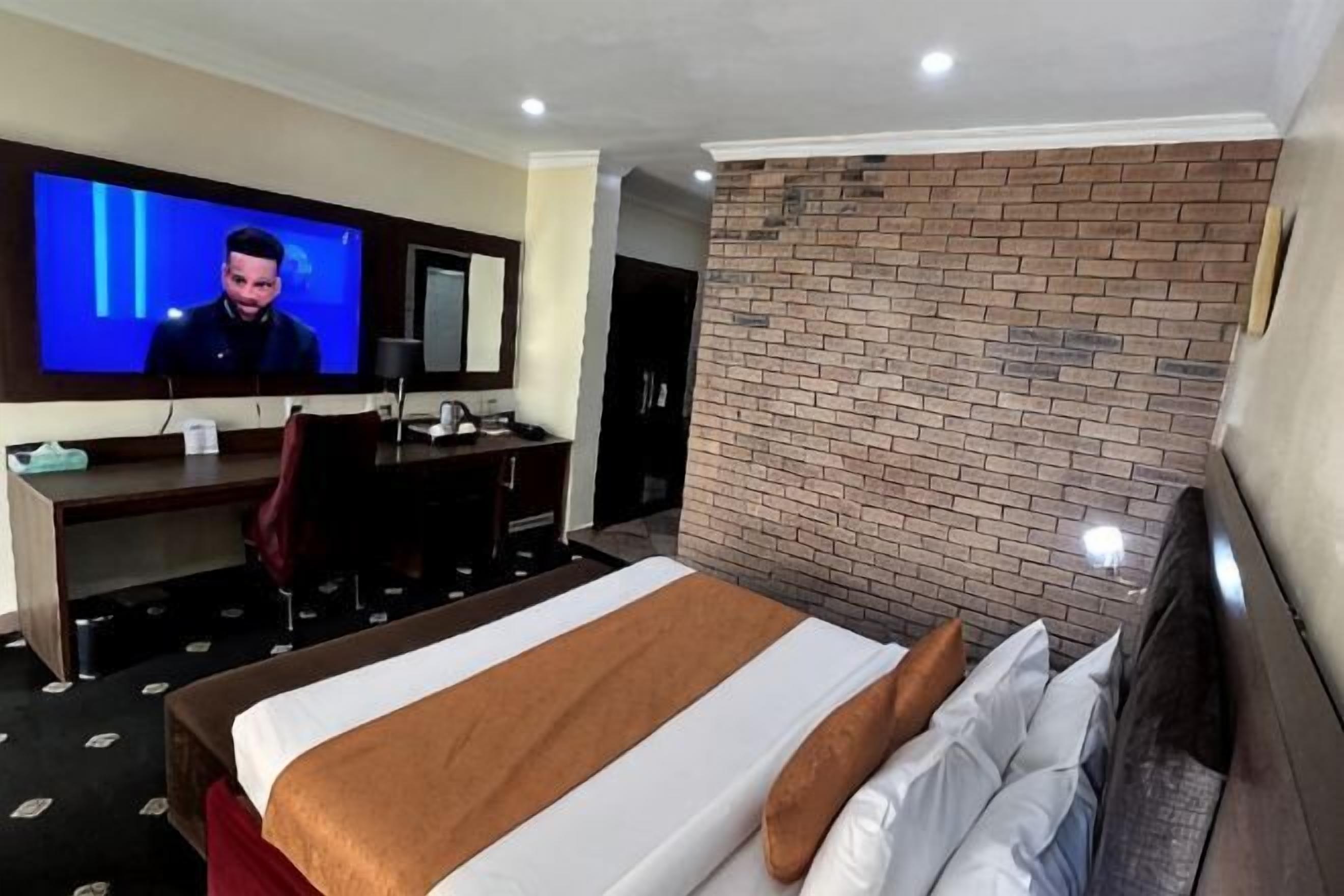 1 bedroom, premium bedding, in-room safe, desk