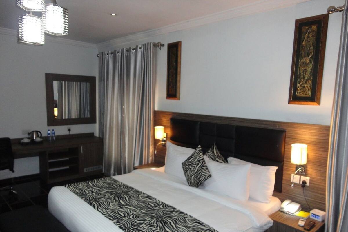 1 bedroom, premium bedding, in-room safe, desk