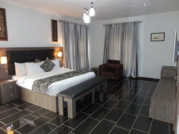 Executive Suite, 1 King Bed, Non Smoking | Living room